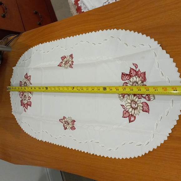 Vintage Floral Embroidered Table Cover, white and shimmering red - Picture 4 of 4